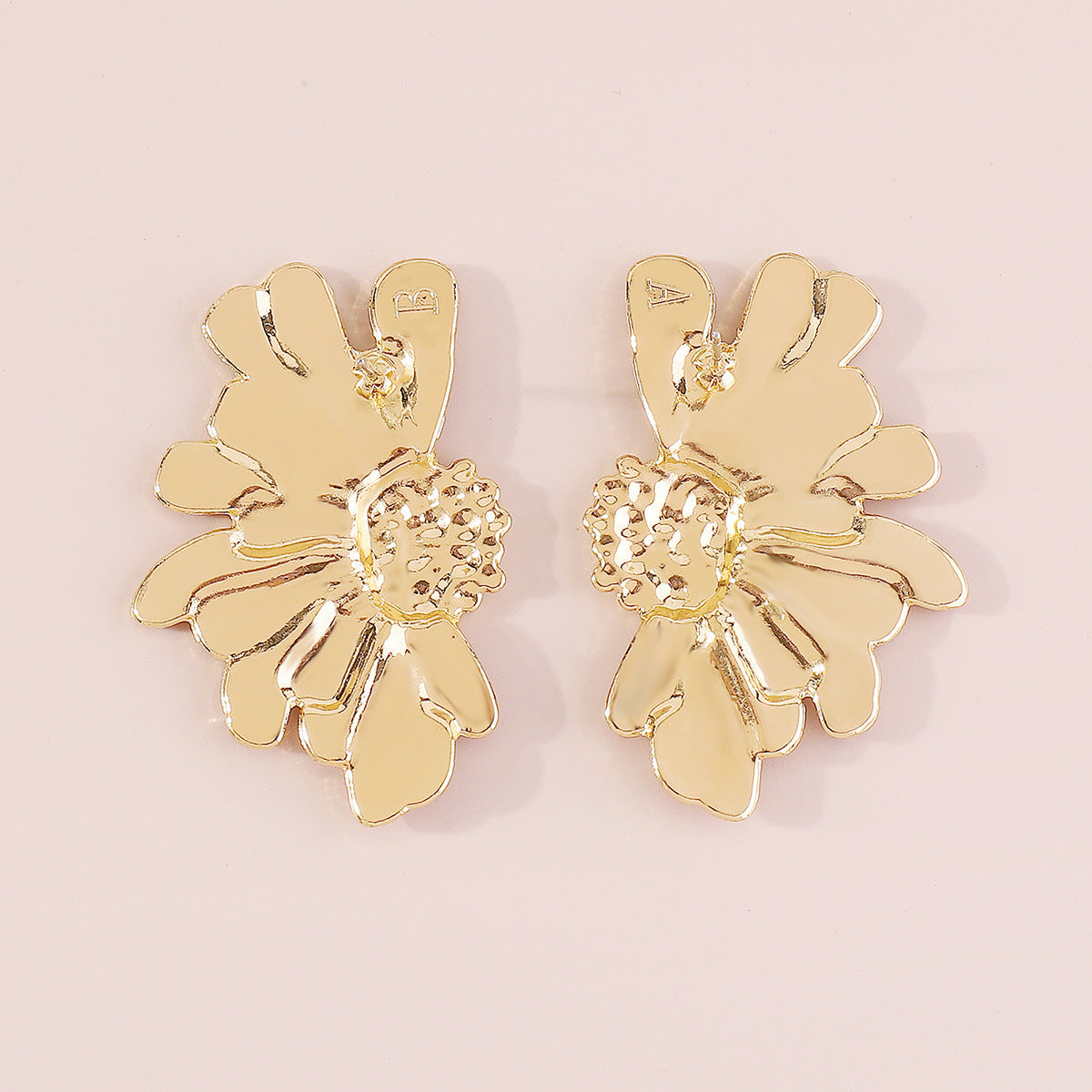 Retro Alloy Floral Pattern Earrings